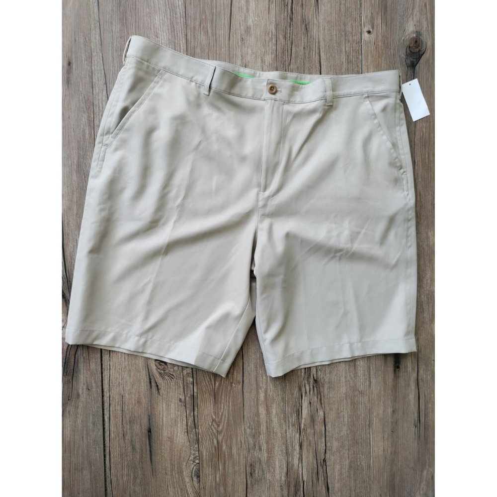 Men's size 44 Golf Shorts by IZOD Golf New with Tags